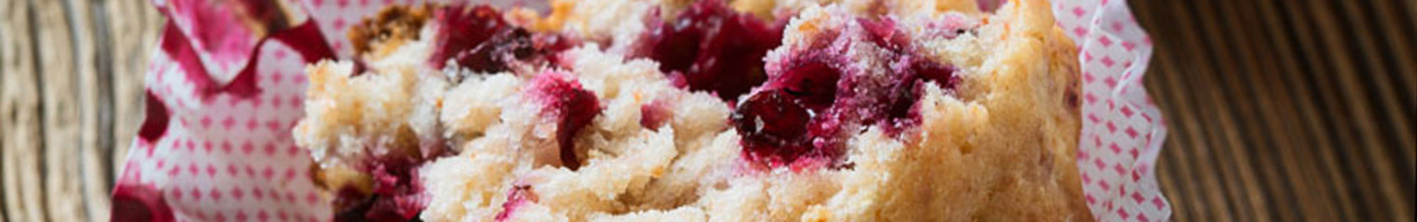 Muffins with blackberries and apple