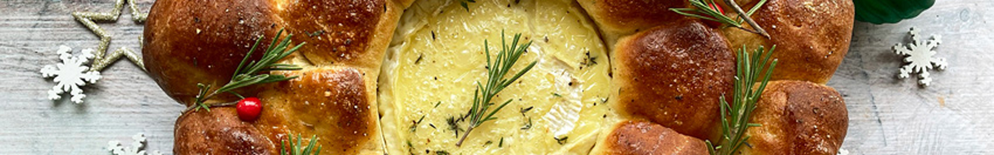 Festive brioche wreath with baked camembert