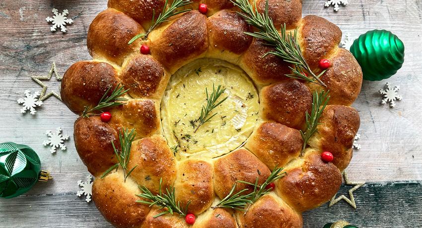 Festive brioche wreath with baked camembert