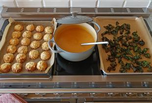 Carrot and red lentil soup with kale chips and cheese scones-Lena Fuchs-Mein Leckeres Leben